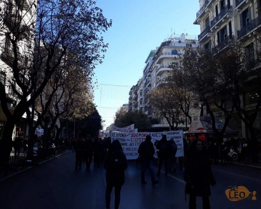 Σε εξέλιξη πορεία στη Θεσσαλονίκη για τον Α. Γρηγορόπουλο – Απροσπέλαστο το κέντρο (βίντεο)